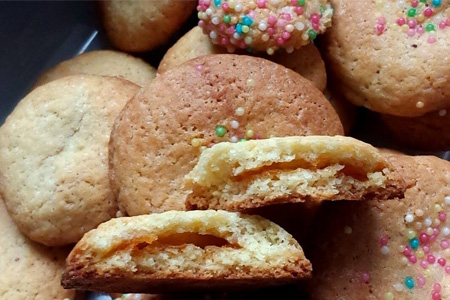 Biscotti pasta frolla con marmellata e codette e 