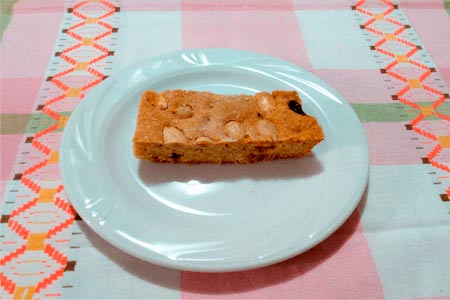 Dolce con uvetta e frutta a guscio