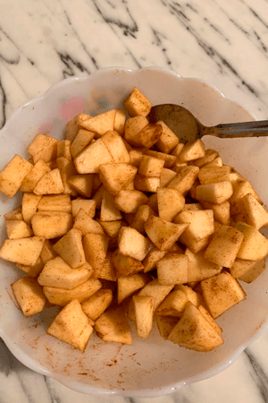 mele sbucciate con cannella e succo di limone